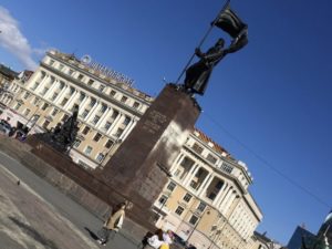ウラジオストク中央広場の革命戦士の像