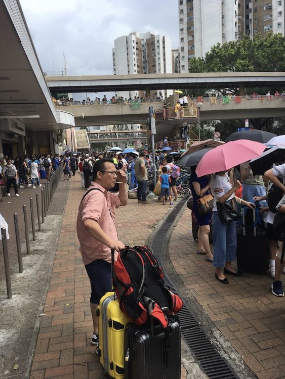 香港で帰宅難民に！最強シグナル10の2018年の香港に直撃台風22号マンクット通過翌日のタイポマーケット駅