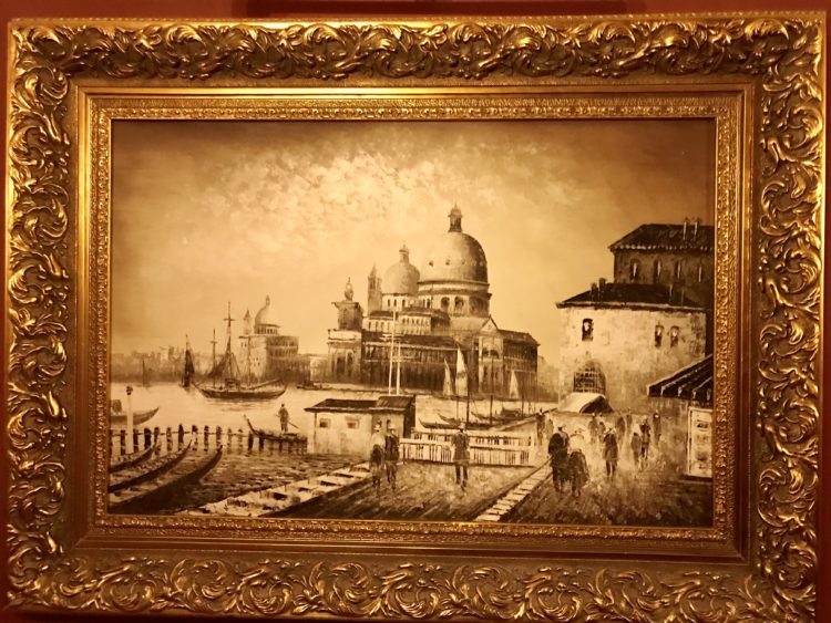 ウラジオストクの宮殿ホテル ヴィラ アルテ ホテル（ Villa Arte Hotel）の廊下に飾られた絵画