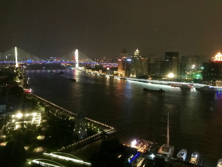 JWマリオット・マーキス・ホテル上海浦のデラックスリバービューの客室からの南浦大橋の眺望