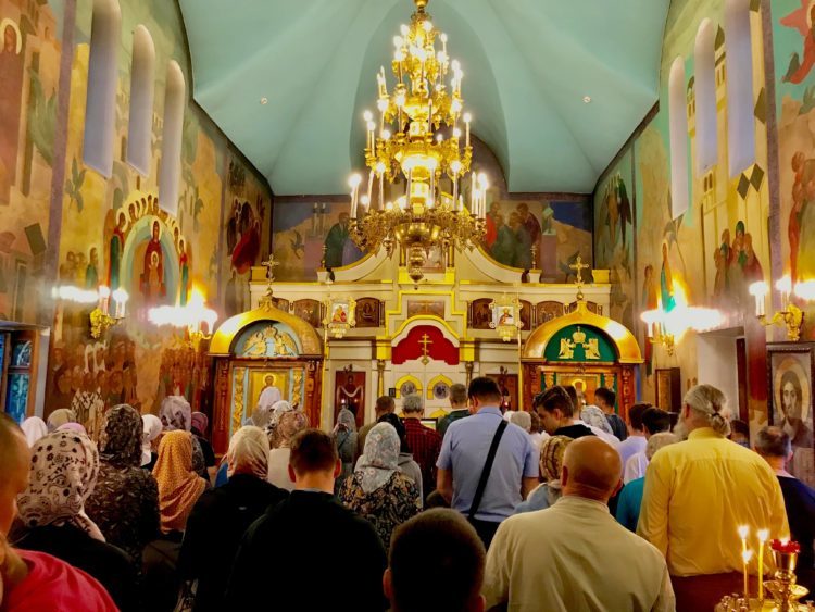 ウラジオストクのロシア正教会 ポクロフスキー教会のミサ
