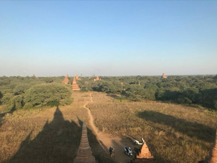 世界三大仏教遺跡のバガン 登れる穴場のパゴダで絶景を見る裏技で案内されたパゴダから見た風景