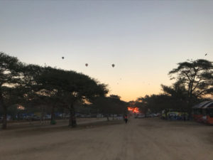 Myanmer run 2019 bagan バガンマラソン大会の朝焼けの中の気球