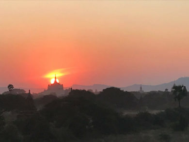 世界三大仏教遺跡のバガン 登れる穴場のパゴダで絶景を見る裏技を使って見た夕陽