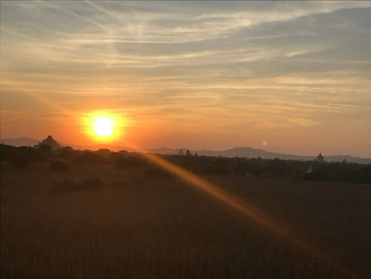 世界三大仏教遺跡のバガンのニャンラパッドポンドの丘から見た夕陽（サンセット）夕焼けが最高。