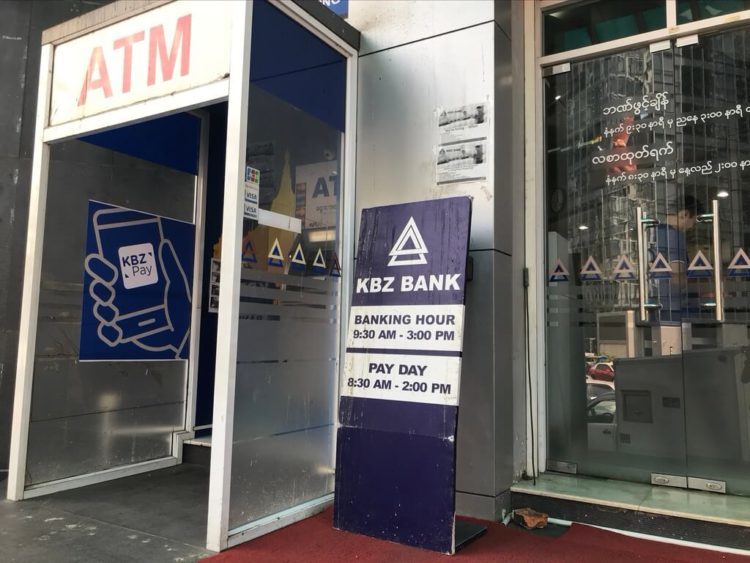カンボーザ銀行（KBZ銀行）の入り口と営業時間の案内看板