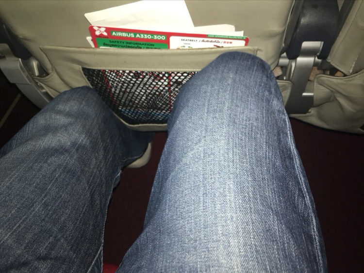 エアアジアxの通常の座席はかなり狭い