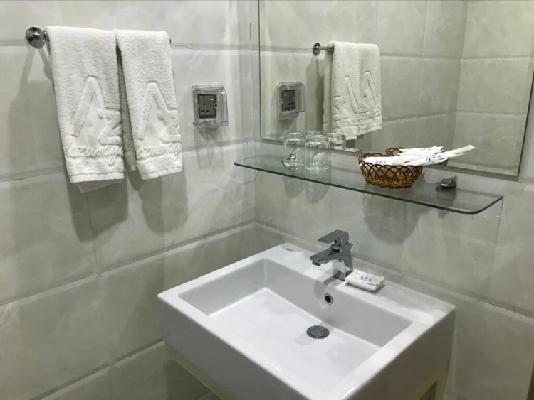 露天風呂温泉とサウナと夜景を堪能できるミャンマーの東屋ホテルの客室内のバスルーム