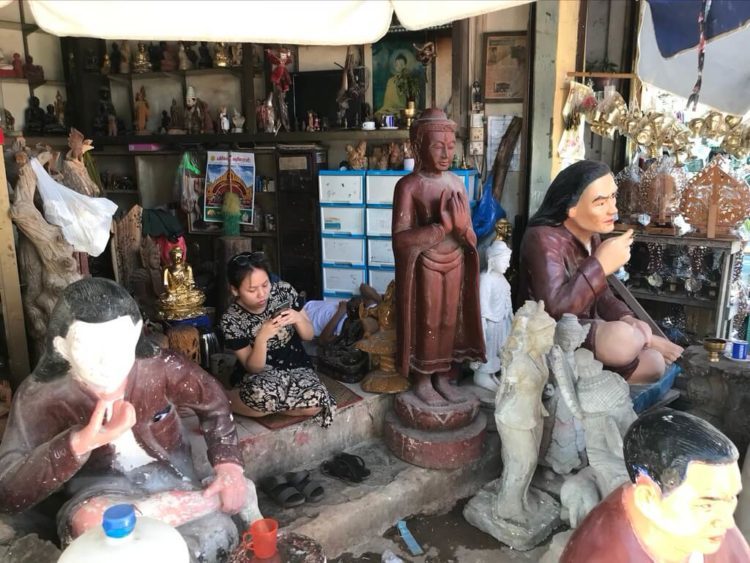 ミャンマー東屋ホテルヤンゴンの近くにはシュエダゴン・パゴダがある影響か仏像屋が多い