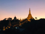 ミャンマー東屋ホテルヤンゴンのルーフトップバーから眺めるシュエダゴン・パゴダの夕焼け