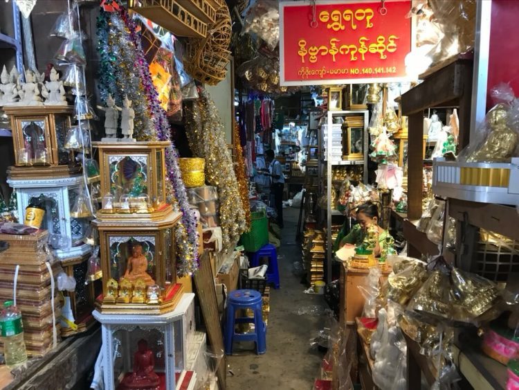 ミャンマー東屋ホテルヤンゴンの近くにはシュエダゴン・パゴダがある影響か仏像屋が多い