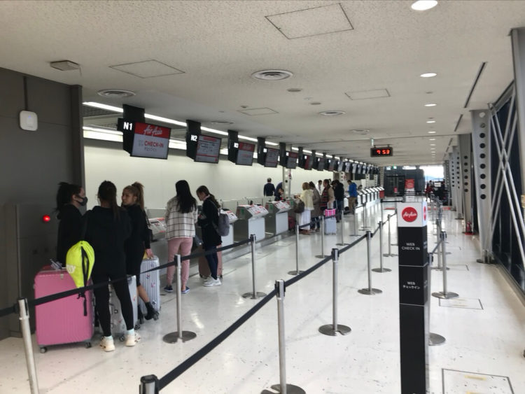 成田空港第2ターミナルのエアアジアxチェックインカウンター