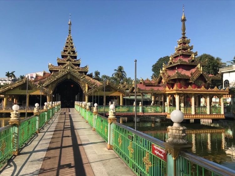 東屋ホテルヤンゴンをでるとすぐにあるKyay Thone Pagoda