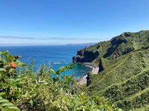 神威岬の先端までは所要時間約30分。サンダルでも問題なく歩くことができます。神威岩への途中でもキレイな積丹ブルーが楽しめます