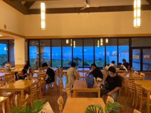 積丹半島の岬の湯しゃこたんのレストラン。海が見えて最高の景色を楽しみながら食事ができる