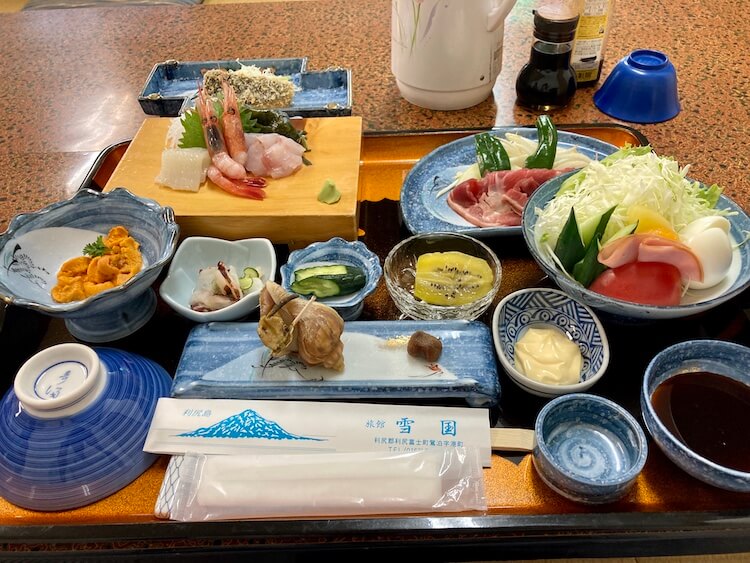 利尻島観光協会もおすすめの温泉と食事が評判の旅館雪国の夕食