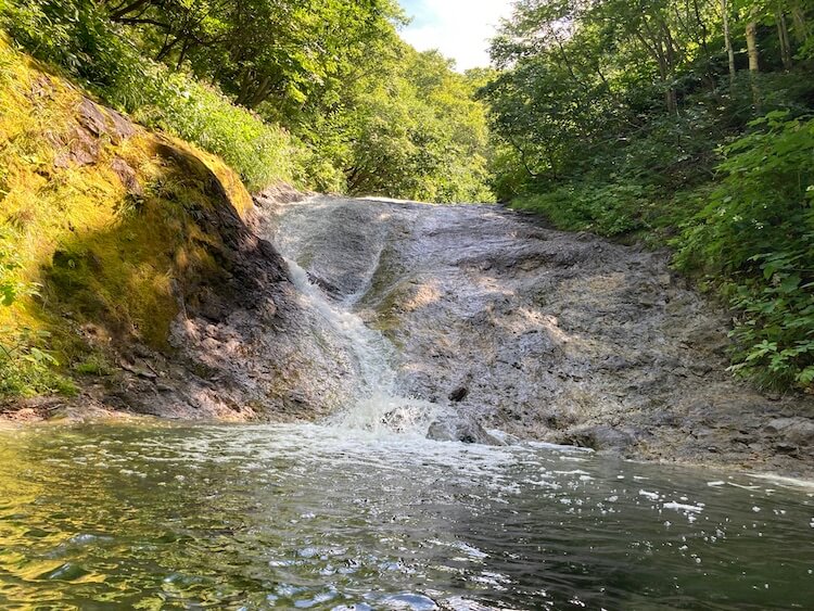 カムイワッカ湯の滝温泉一の滝。油温は30℃くらい