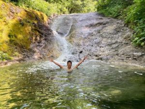 カムイワッカ湯の滝温泉一の滝。油温は30℃くらい
