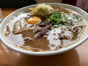 友達オススメの徳島ラーメン支那そば巽屋の肉玉うどん