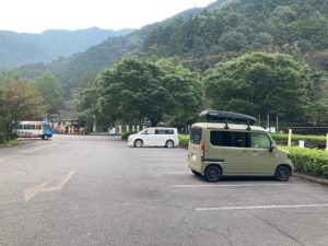 道の駅マイントピア別子は山に囲まれた静かな環境、広い駐車場があって車中泊にオススメ