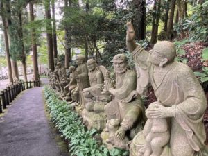 四国お遍路車中泊の旅10日目 66番札所 巨鼈山 雲辺寺（うんぺんじ）のロープウェイ山頂駅から本堂までの参道には等身大の五百羅漢像が並んでいて、圧巻でした。