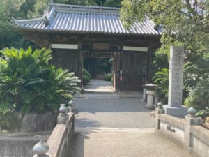 四国お遍路車中泊の旅10日目 67番札所 小松尾山 大興寺（だいこうじ）の山門