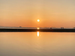 日本のウユニ塩湖、父母が浜はどうやって撮影してもインスタ映えしてしまう夕日