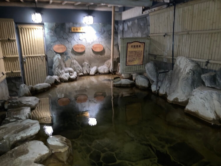 湯巡り日本一周Nバン車中泊38湯目 炭酸美肌温泉 らんぷの湯の露天風呂？？