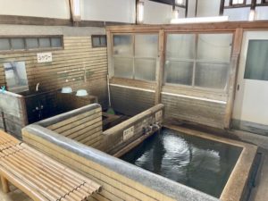 湯巡り日本一周Nバン車中泊39湯目 別府竹瓦温泉の砂湯更衣室にある砂落とす浴槽