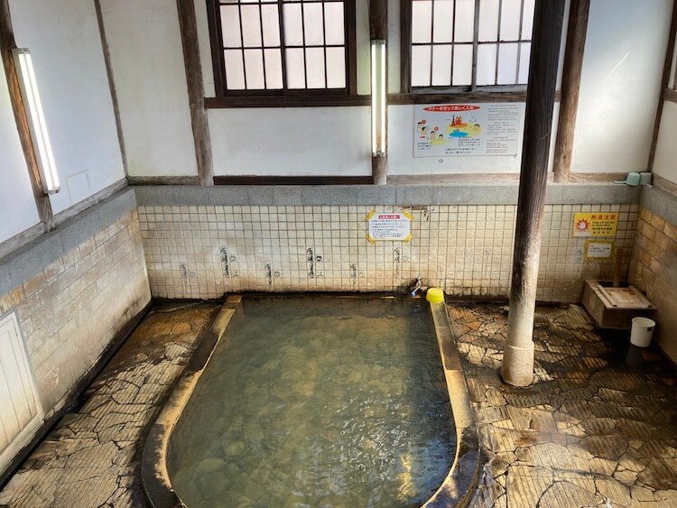 湯巡り日本一周Nバン車中泊39湯目 別府竹瓦温泉の男性用普通浴浴槽