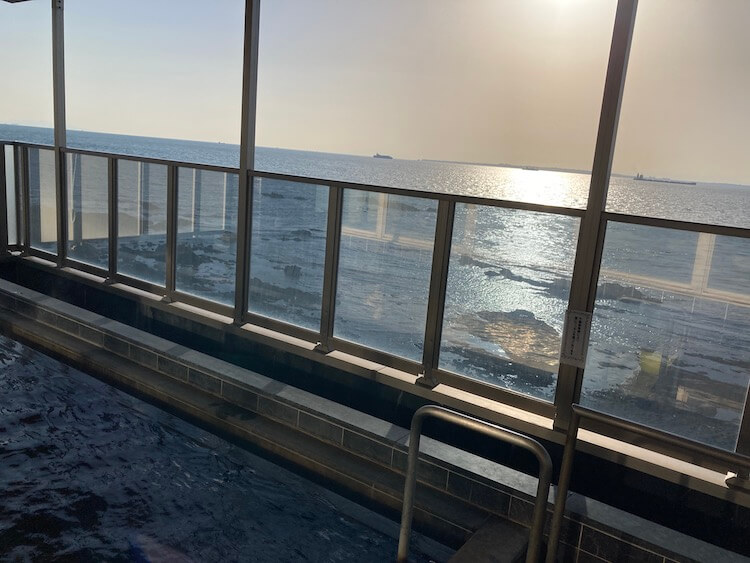 湯巡り日本一周Nバン車中泊 58湯目 天然温泉 海辺の湯露天風呂からの眺望