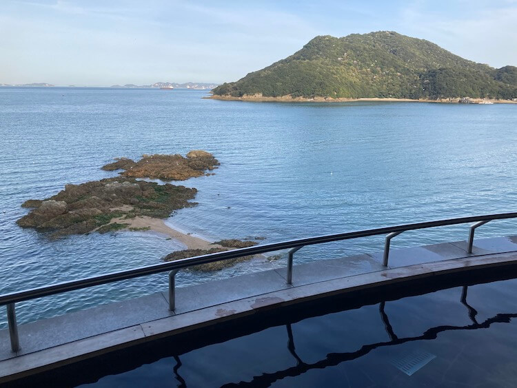 湯巡り日本一周Nバン車中泊 68湯目 鞆の浦温泉 鴎風亭の露天風呂から仙酔島を眺める