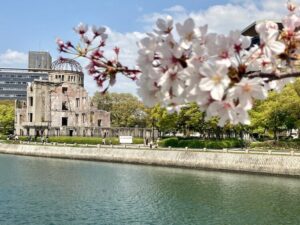湯巡り日本一周Nバン車中泊 69湯目 宮浜紅まんさくの湯 桜の花と原爆ドーム