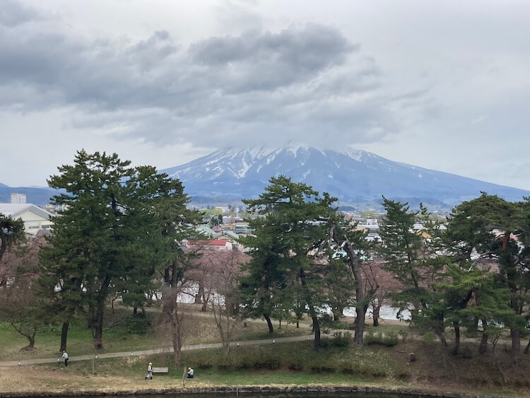 弘前城から見る岩木山